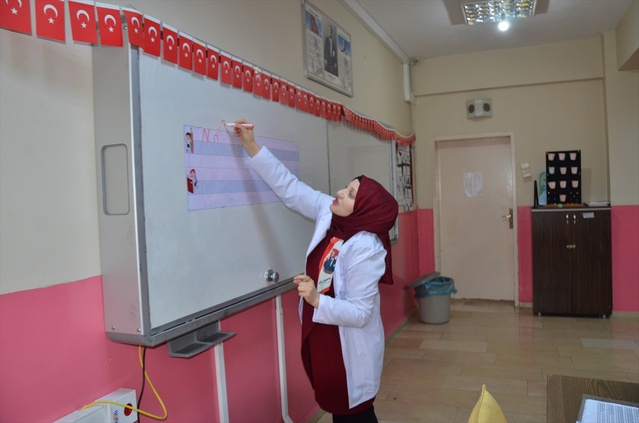 Muş Halk Eğitimi Merkezi'nin okuma yazma kursunda 60 yetişkin okul sıralarına döndü
