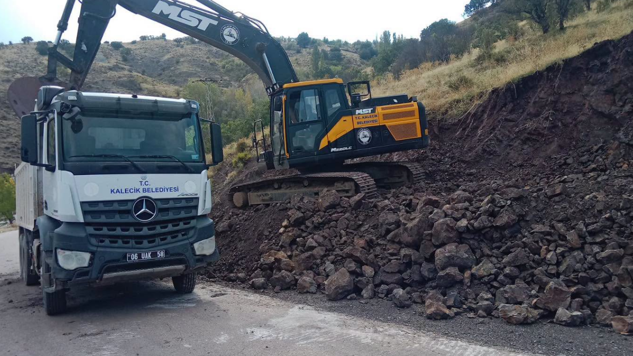 Kalecik Gölköy Mahallesi’nde yol kumlama çalışmaları sürüyor