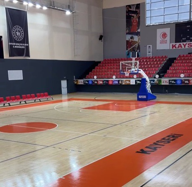 Kayseri'de Atatürk Spor Salonu yenilenen zeminiyle sporculara hazır hale getirildi
