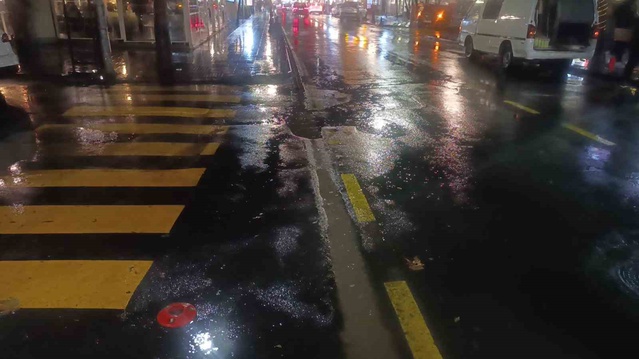 Tekirdağ'da sağanak etkili oldu, Değirmenaltı'nda cadde göle döndü