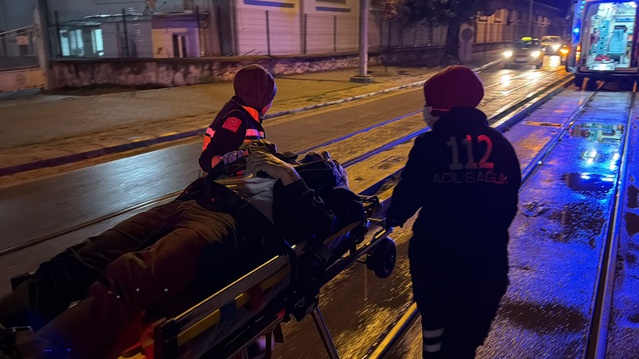 Eskişehir'de refüjü aşan otomobil tramvay durağına daldı, sürücü hastaneye kaldırıldı