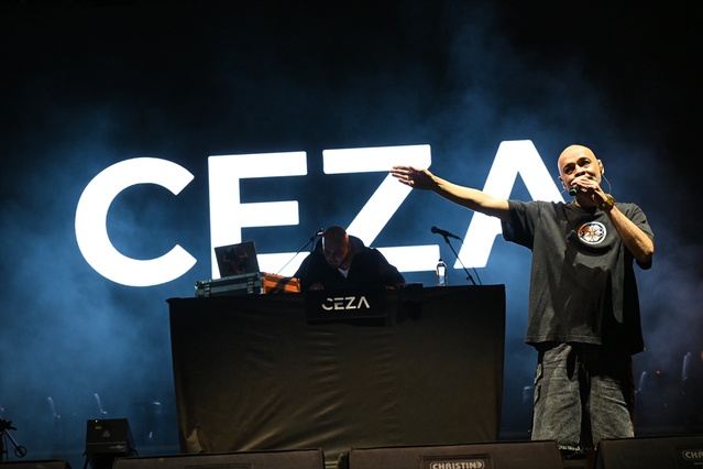 Ceza Kadirli'de 29 Ekim konserinde sahne aldı, Karatepe kilimi hediye edildi