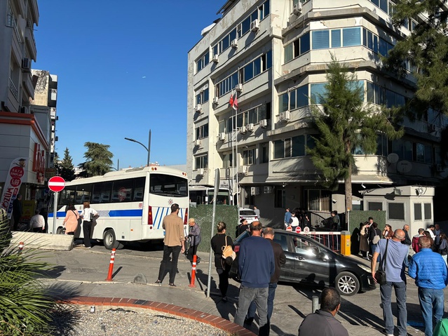 İzmir'de Bayraklı'daki soruşturmada eski başkan Sandal dahil 46 kişi gözaltına alındı