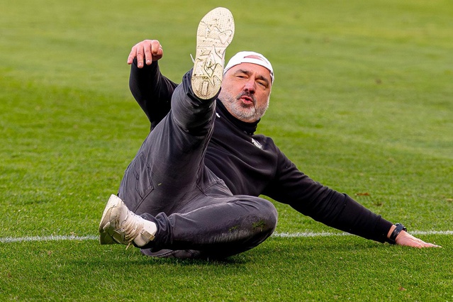 Fenerbahçe'nin rakibinde ortalık karıştı: Kendi oyuncusuna ateş püskürdü