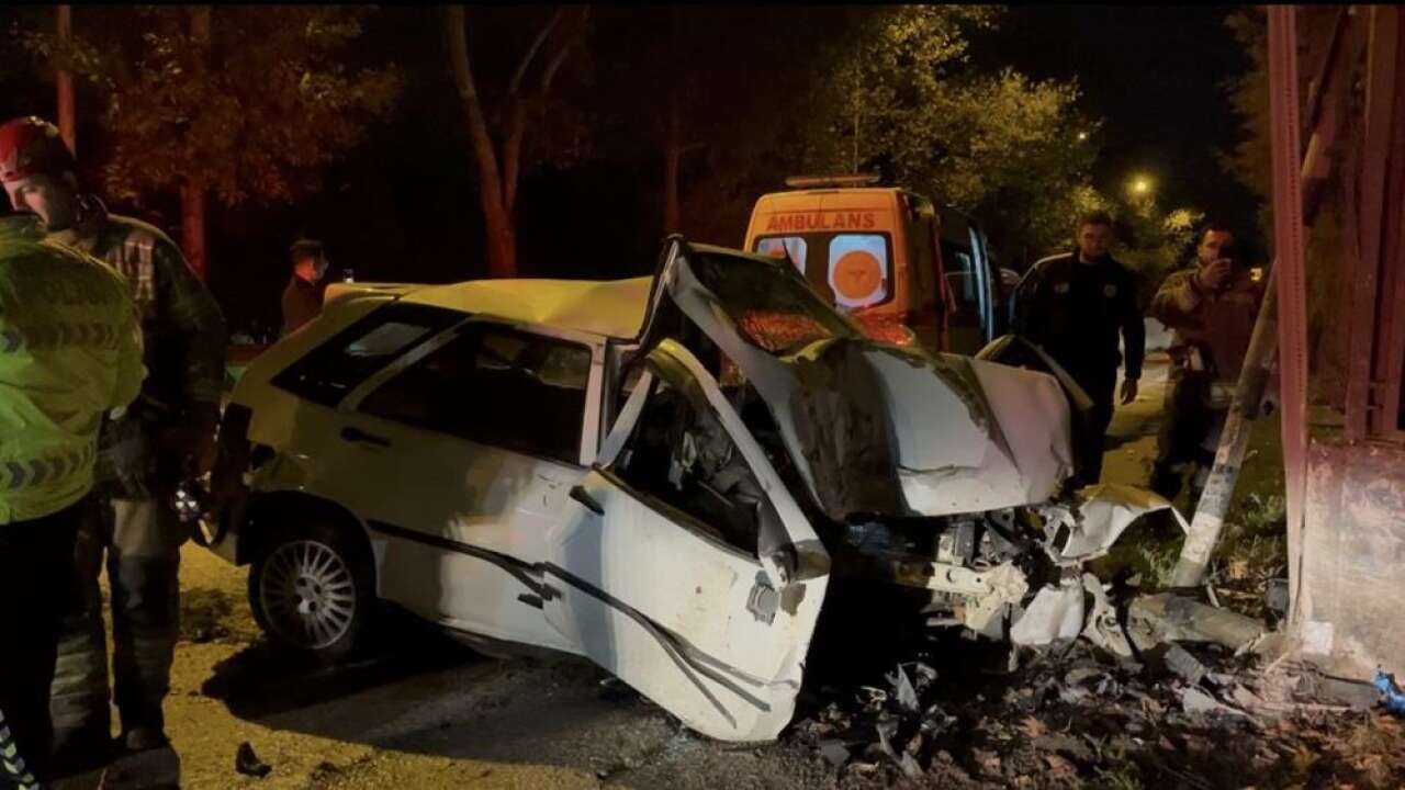 Kontrolden çıkan otomobil duvara çarptı!