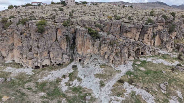 Aksaray Güzelyurt'taki Manastır Vadisi 28 kilise ve 2 yeraltı şehriyle turist çekiyor