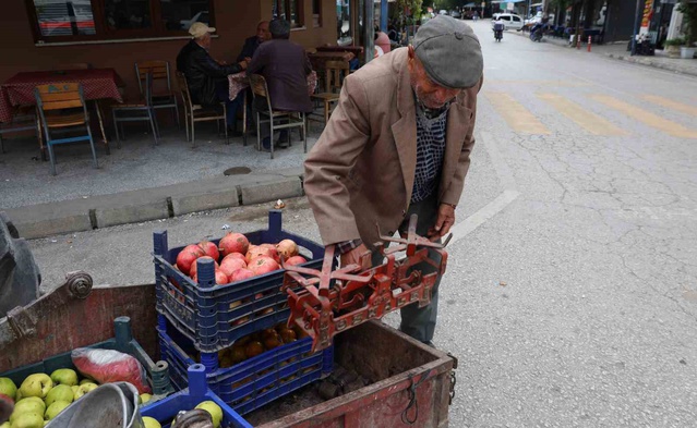 Aydın Efeler'de 88 yaşındaki Ali Avşar, 69 yıllık traktörüyle üretmeye devam ediyor