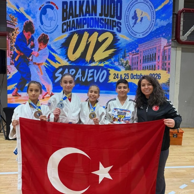 Salihli'den Beren Ayaz, 36 kiloda Balkan judo şampiyonu olup altın madalya kazandı