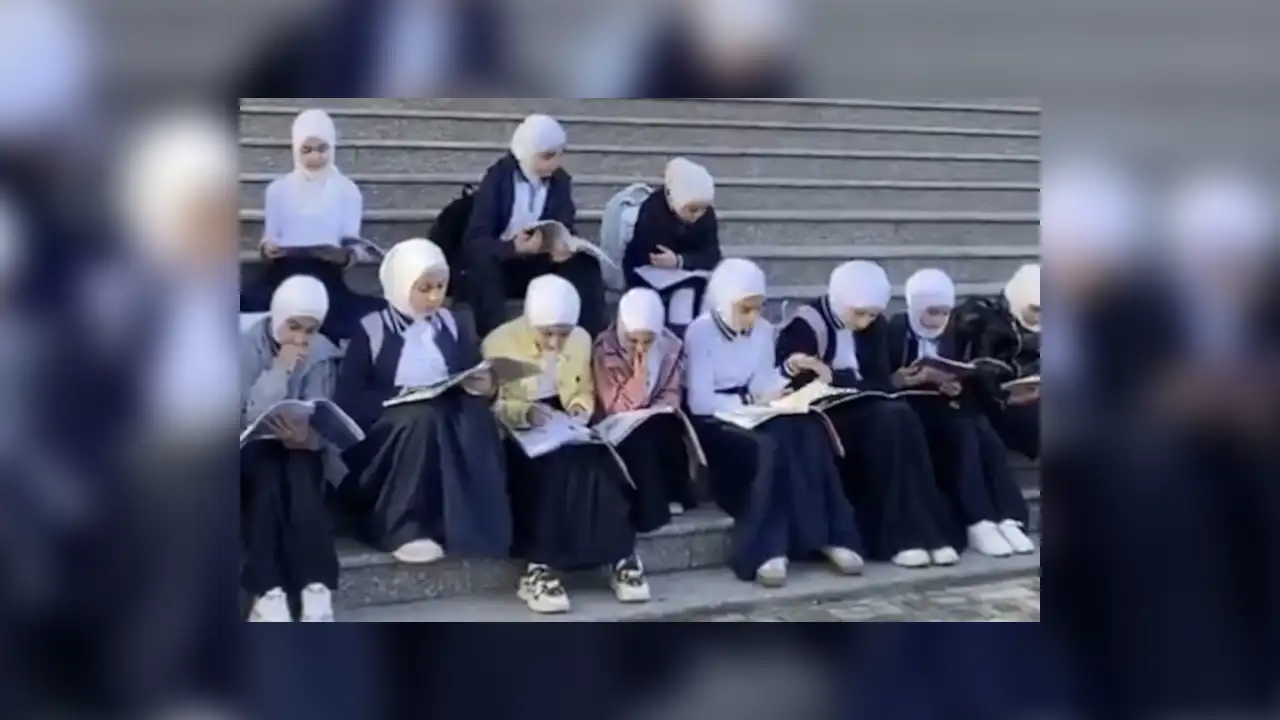 Azerbaycan’da başörtüsü tartışması büyüyor: Okul girişine barikat kuruldu