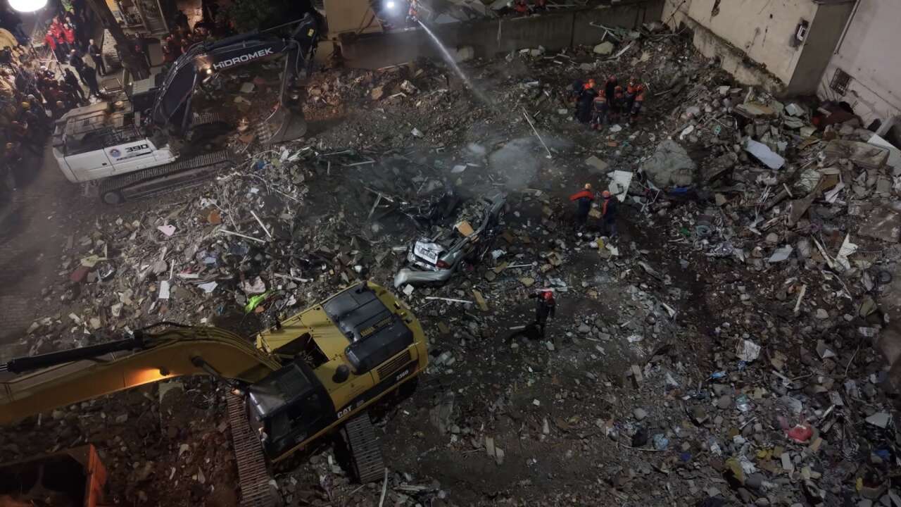 Maltepe’de çöken binanın enkazındaki araç havadan görüntülendi