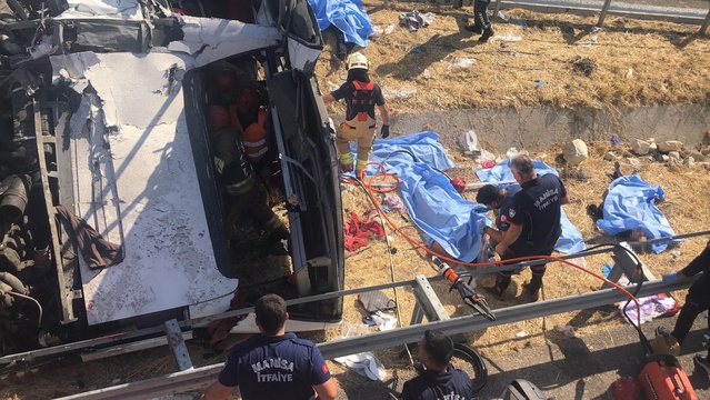 Bursa'dan yola çıkan tur otobüsü Akhisar'da TIR ile çarpıştı, 11 ölü, 27 yaralı