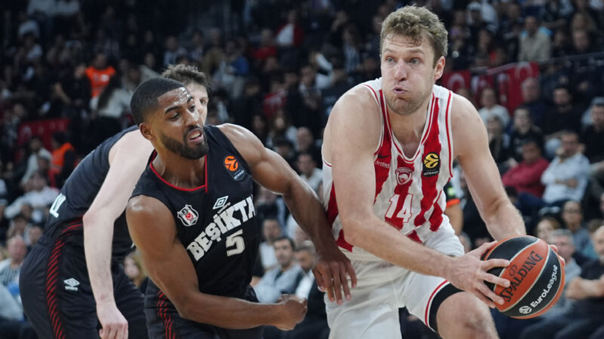 Beşiktaş, Olympiakos'a boyun eğdi!