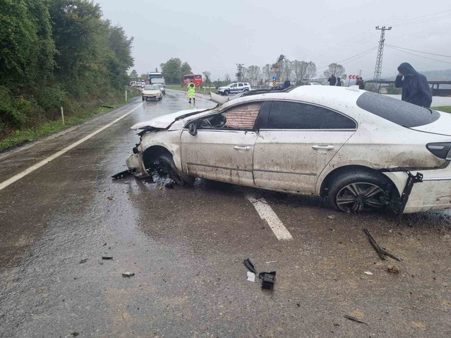 Zonguldak Çaycuma'da bariyerlere çarpan otomobilin sürücüsü hastaneye kaldırıldı
