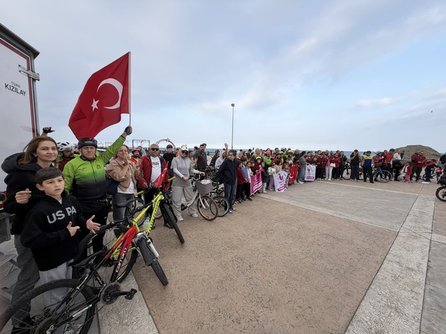 Samsun'da 103. yıl coşkusu pedalda yaşandı, bayraklı bisikletliler sahilde tur attı