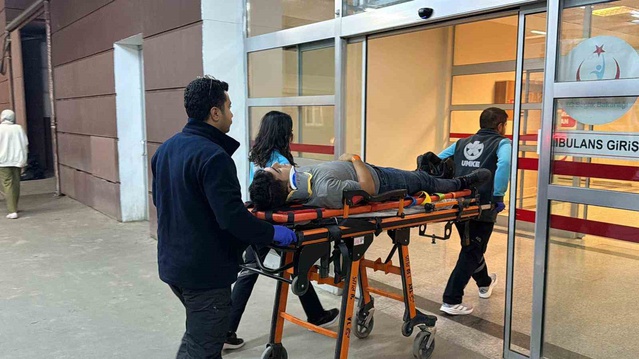 Adıyaman'da ıslak yolda kontrolden çıkan motosiklet devrildi, sürücü yaralandı