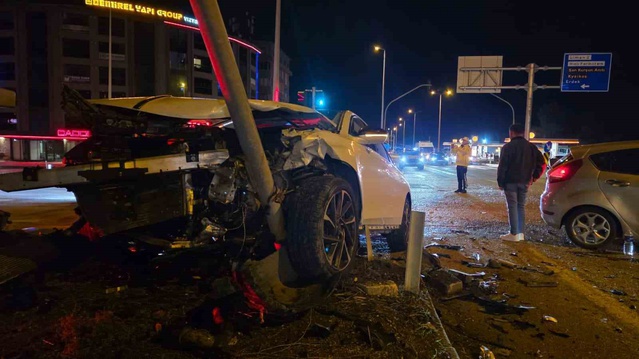 Bandırma'da kırmızı ışık ihlali iddiasıyla çarpışan iki otomobilde 3 kişi yaralandı