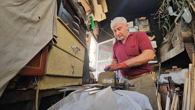 Zonguldak Devrek'te demirci Rıza Ulukoz, çırak yetişmediği için tek başına çalışıyor