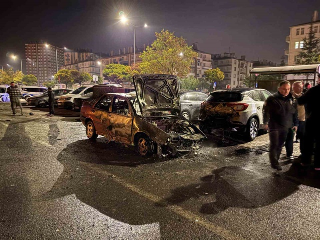 Kayseri Kocasinan'da alev alan otomobil 3 araca zarar verdi, sürücü yaralandı