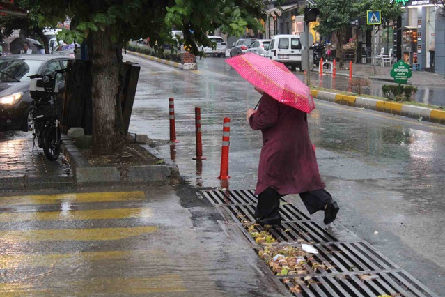 Aydın Efeler'de sağanak etkili oldu, cadde ve sokaklarda su birikintileri oluştu