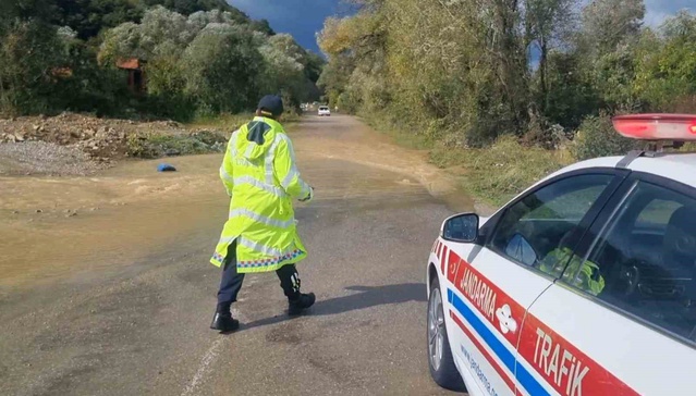 Zonguldak'ta su taşkınında jandarma, kamyon dışındaki araçların geçişine izin vermedi