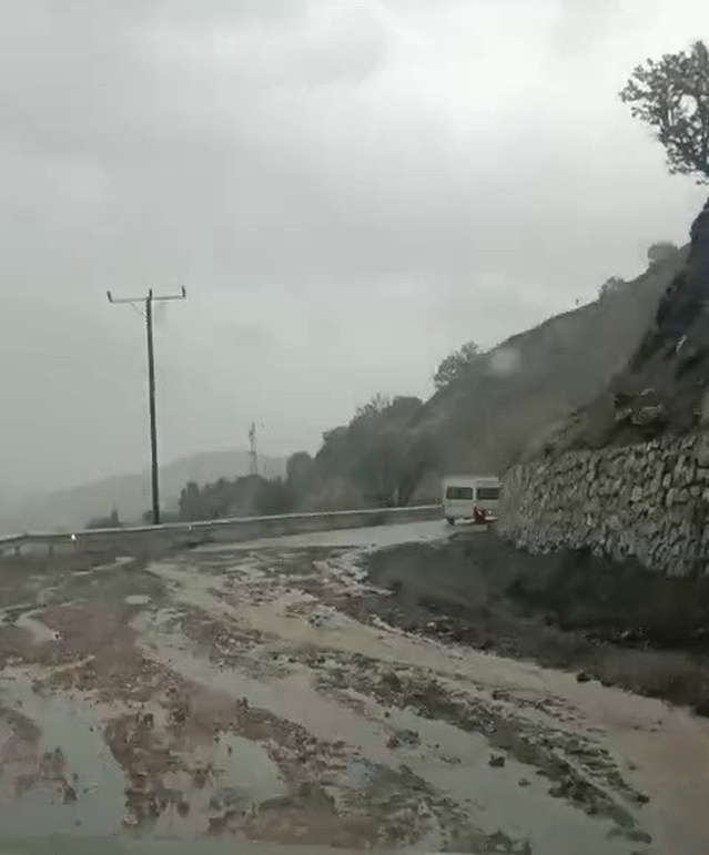 Adıyaman Sincik'te sağanak yağış etkisini artırdı, yollar sürücülere zorluk çıkardı