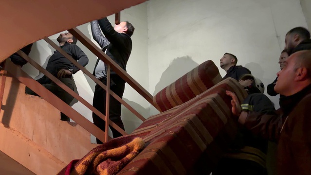 Erzurum'da 2 yıl hapis cezası olan B.A., 1 saatlik ikna çabasıyla çatıdan indirildi