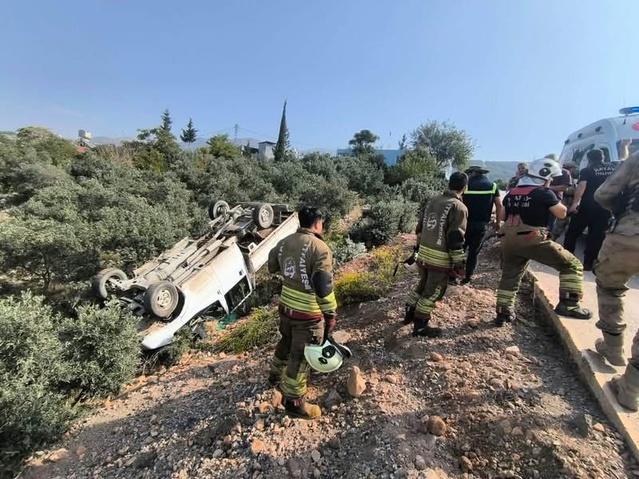İskenderun'da zeytin bahçesine uçan kamyonet ters döndü, sürücü yaralandı