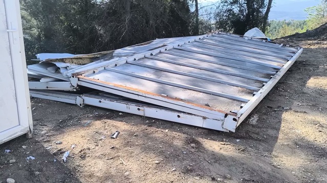 Deprem ve yağış mağduru aile Osmaniye Kadirli'de derme çatma barakada yaşıyor