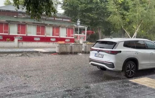 Ardahan'da etkili olan dolu ve sağanak cadde ve sokaklarda su birikintisi oluşturdu