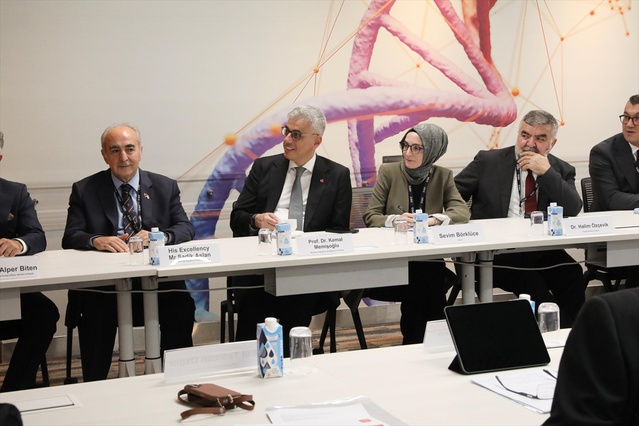 Sağlık Bakanı Kemal Memişoğlu Singapur'da GSK'nın aşı ve ilaç tesislerini inceledi
