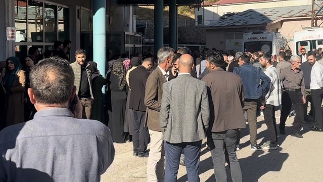 Hakkari'de iki araç çarpıştı, 2 yaşındaki çocuk hayatını kaybetti, 7 kişi yaralandı