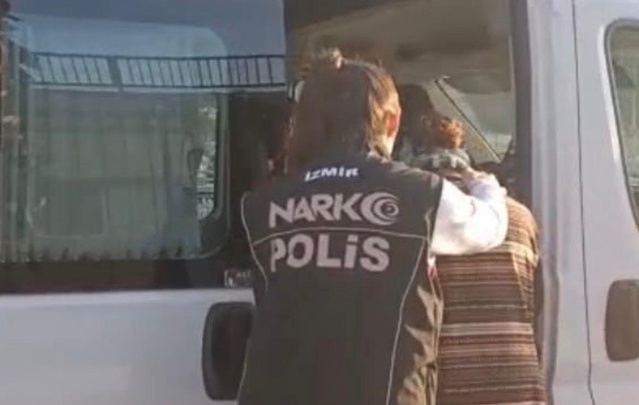 İzmir'de 22 yıl 6 ay 5 gün hapisle aranan şüpheli uyuşturucudan yakalandı