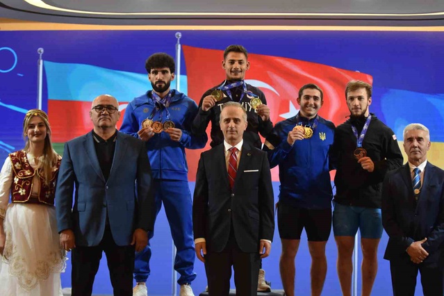 Milli halterci Engin Kara, U23 Avrupa Halter Şampiyonası'nda 2 altınla şampiyon oldu