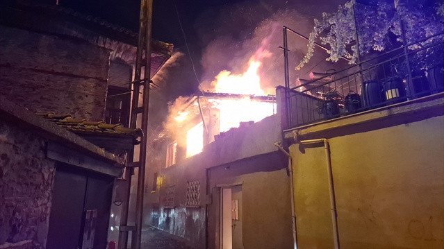 Manisa Kula'da Metin Balcı'nın evindeki yangın söndürüldü, Balcı hastaneye kaldırıldı