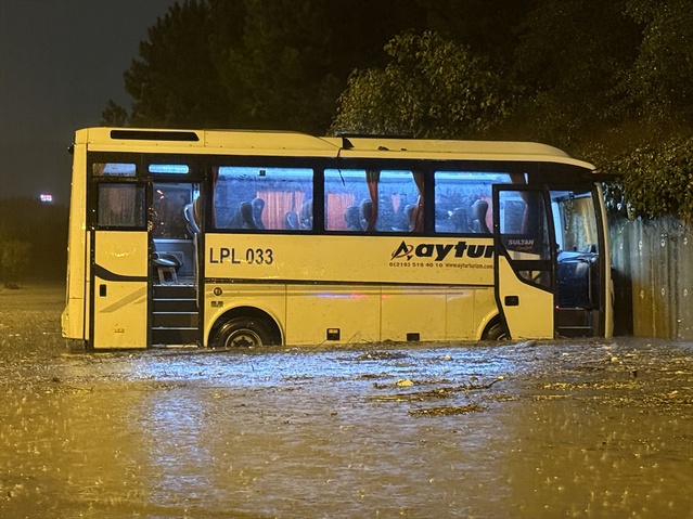 İstanbul'da sağanak cadde ve sokakları su altında bıraktı, mahsur kalanlar kurtarıldı