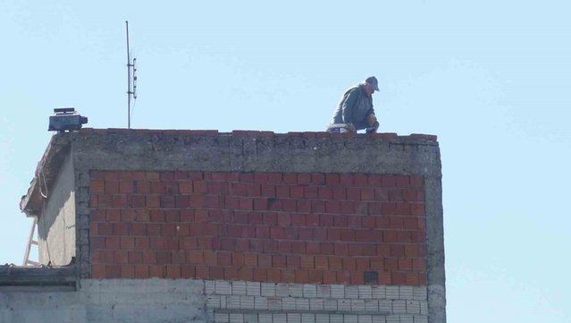 İzmir'de 10 katlı binanın çatısında işçiler baret ve kemer takmadan çalıştı
