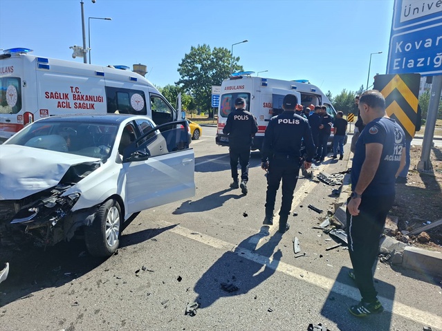 Bingöl'de iki otomobilin çarpıştığı kazada 3 kişi yaralandı