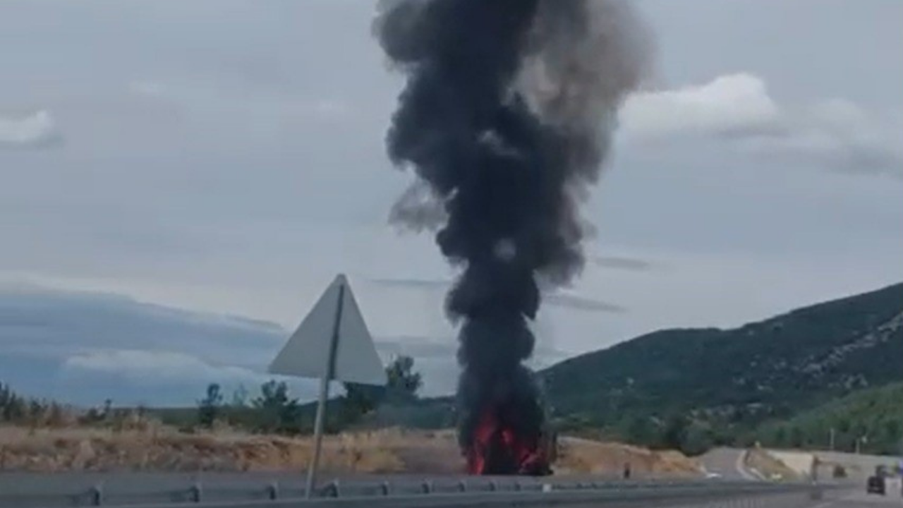 Seyir halindeki kamyonet alev alev yandı