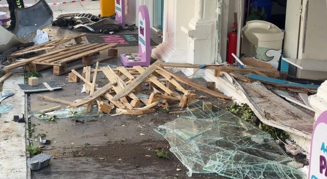 İddiaya göre Kadıköy'de savrulan otomobil markete girdi, 2 kişi yaralandı