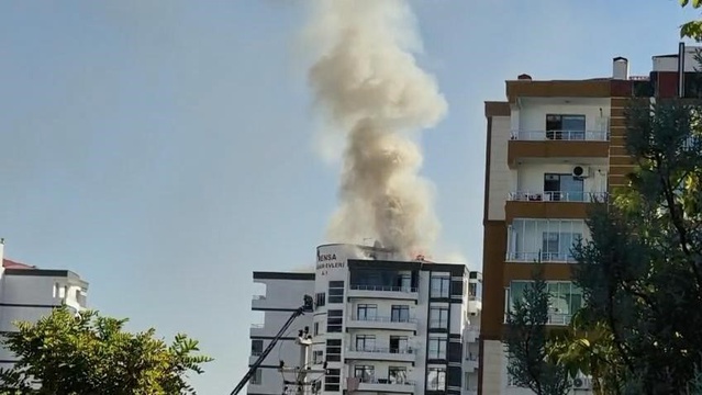 Diyarbakır Bağlar'da çatı yangınında apartman tedbir amacıyla boşaltıldı