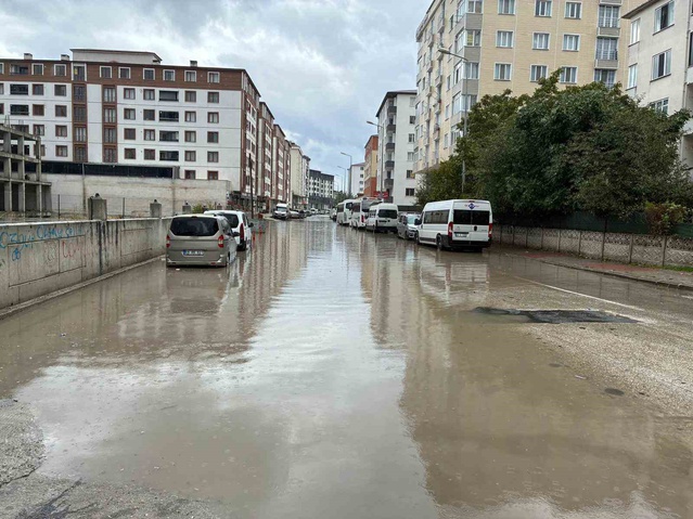 Tekirdağ Çerkezköy'de sağanak yolu göle çevirdi, su 50 santimetreye ulaştı