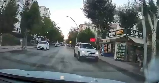 Elazığ Sürsürü'de ters şeride giren cipin tehlikeli anları araç kamerasına yansıdı