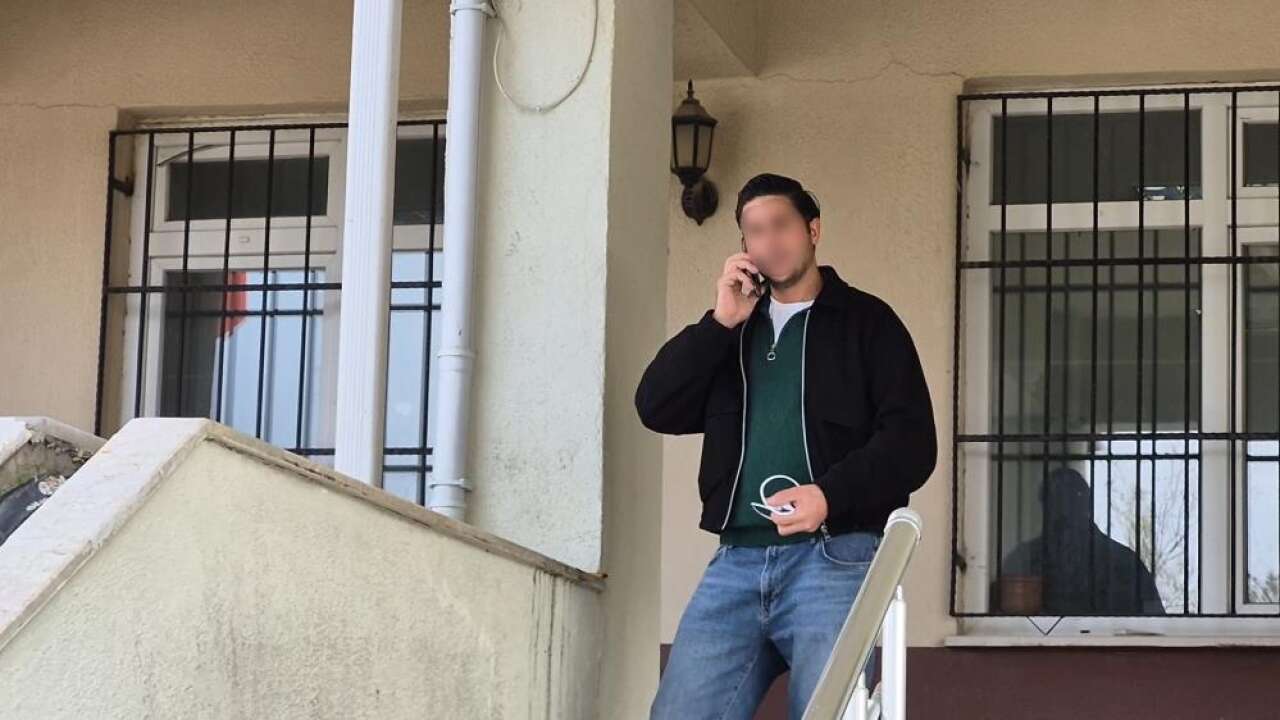 Sınava geç kaldı, öfkesini gazeteciden çıkardı