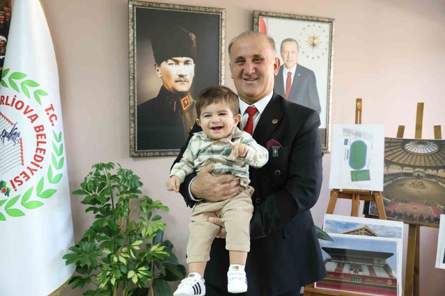 İncirliova Belediye Başkanı Kaya, SMA Tip 1'i yenen Teoman'ı belediyede ağırladı