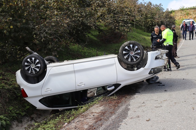 Ordu Ünye'de 73 yaşındaki sürücünün idaresindeki otomobil devrildi, sürücü yaralandı