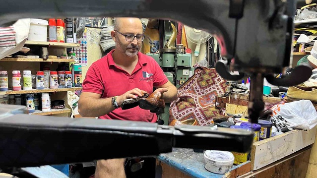 Alanya'da 28 yıllık ayakkabı ustası, 18 metrekarelik dükkanda çırak bulamıyor