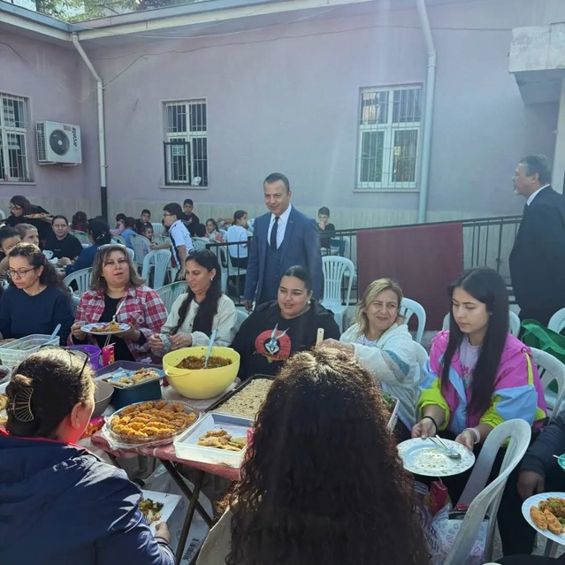 Yenipazar'da okul aile birliğinin düzenlediği kahvaltıda öğrenciler velilerle buluştu