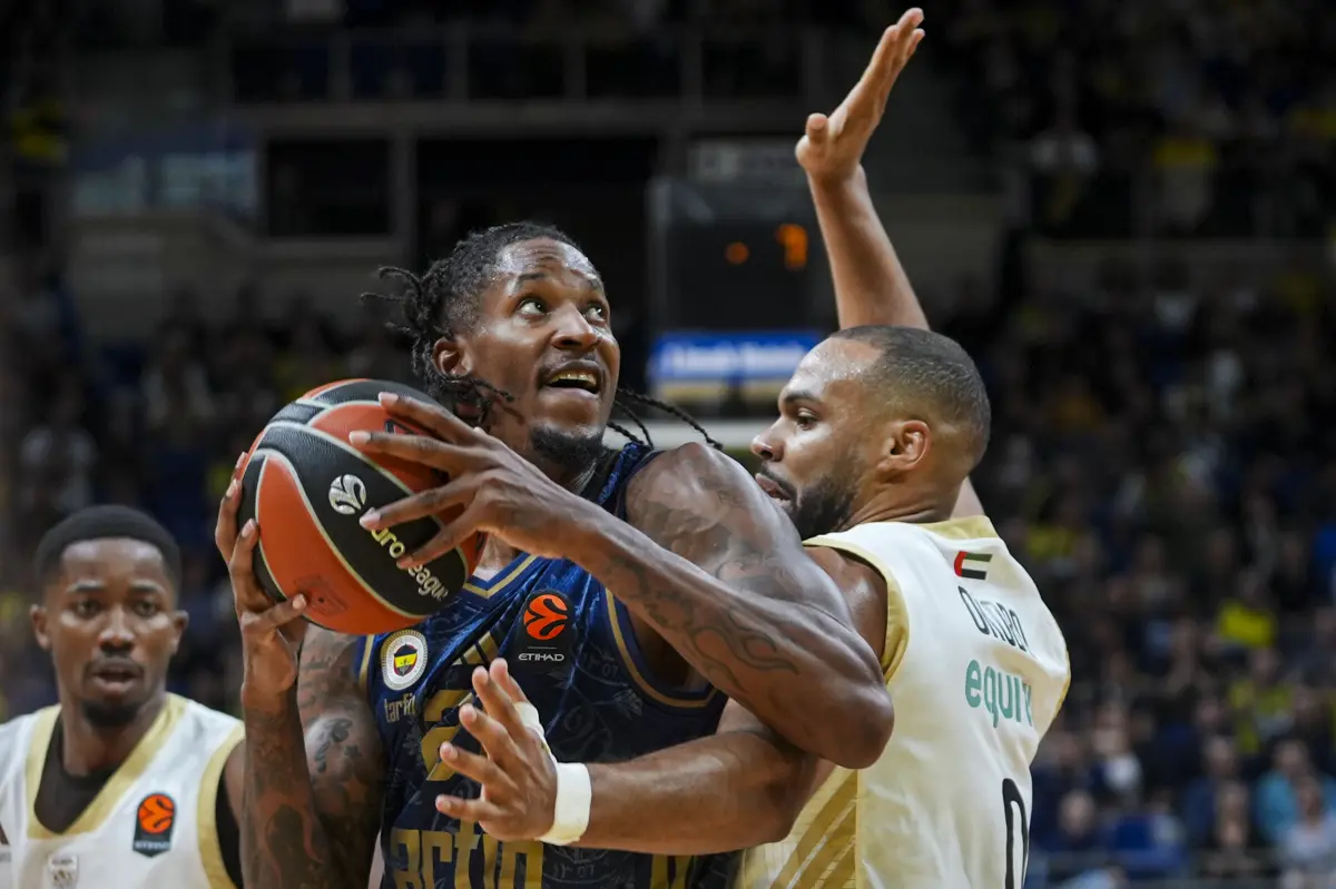 Fenerbahçe Tarfin İstanbul serisini 3'te 3 ile bitirdi. Beşiktaş, Barcelona'ya diş geçiremedi