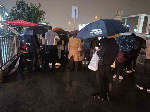 İstanbul'da şiddetli yağmur trafiği kilitledi, toplu taşımada yoğunluk yaşanıyor