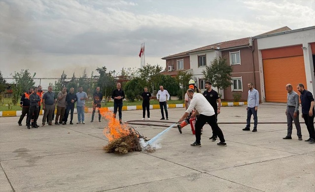 Cizre'de Karayolları personeli itfaiye gözetiminde yangın tatbikatı yaptı